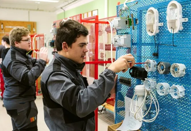 Oborné pracoviště - obor elektrikář - SŠ Stavební Třebíč