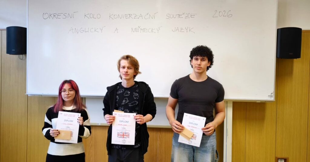 Na stupních vítězů v okresním kole konverzační soutěže v anglickém jazyce - SŠ Stavební Třebíč