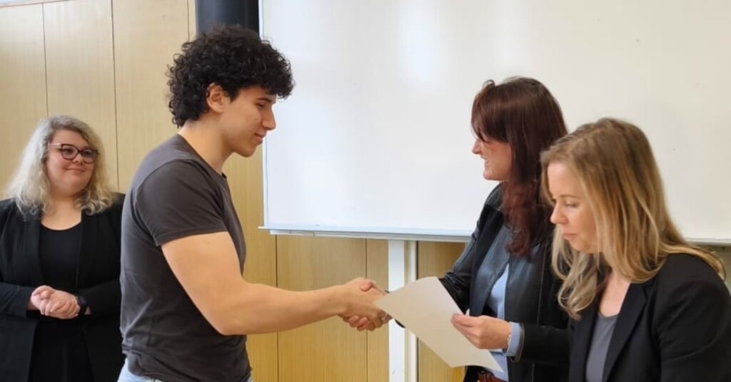 Na stupních vítězů v okresním kole konverzační soutěže v anglickém jazyce - SŠ Stavební Třebíč