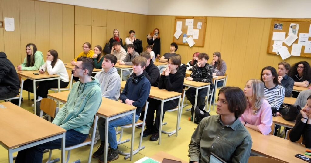 Na stupních vítězů v okresním kole konverzační soutěže v anglickém jazyce - SŠ Stavební Třebíč