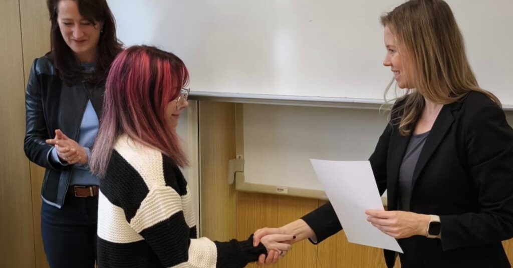 Na stupních vítězů v okresním kole konverzační soutěže v anglickém jazyce - SŠ Stavební Třebíč