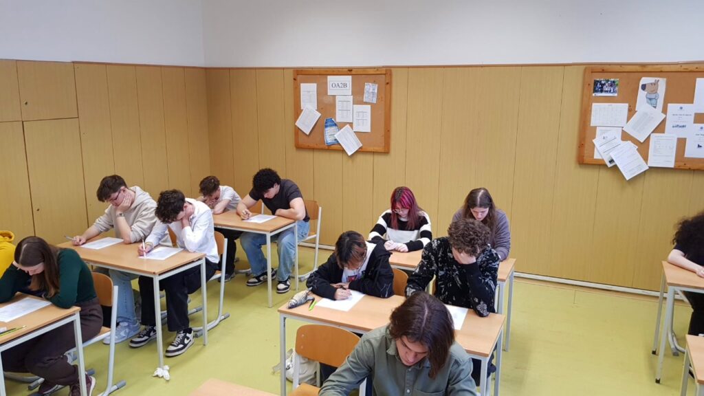 Na stupních vítězů v okresním kole konverzační soutěže v anglickém jazyce - SŠ Stavební Třebíč