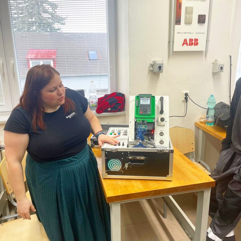 Budoucnost elektroinstalací: Schneider Electric v našich dílnách - SŠ Stavební Třebíč