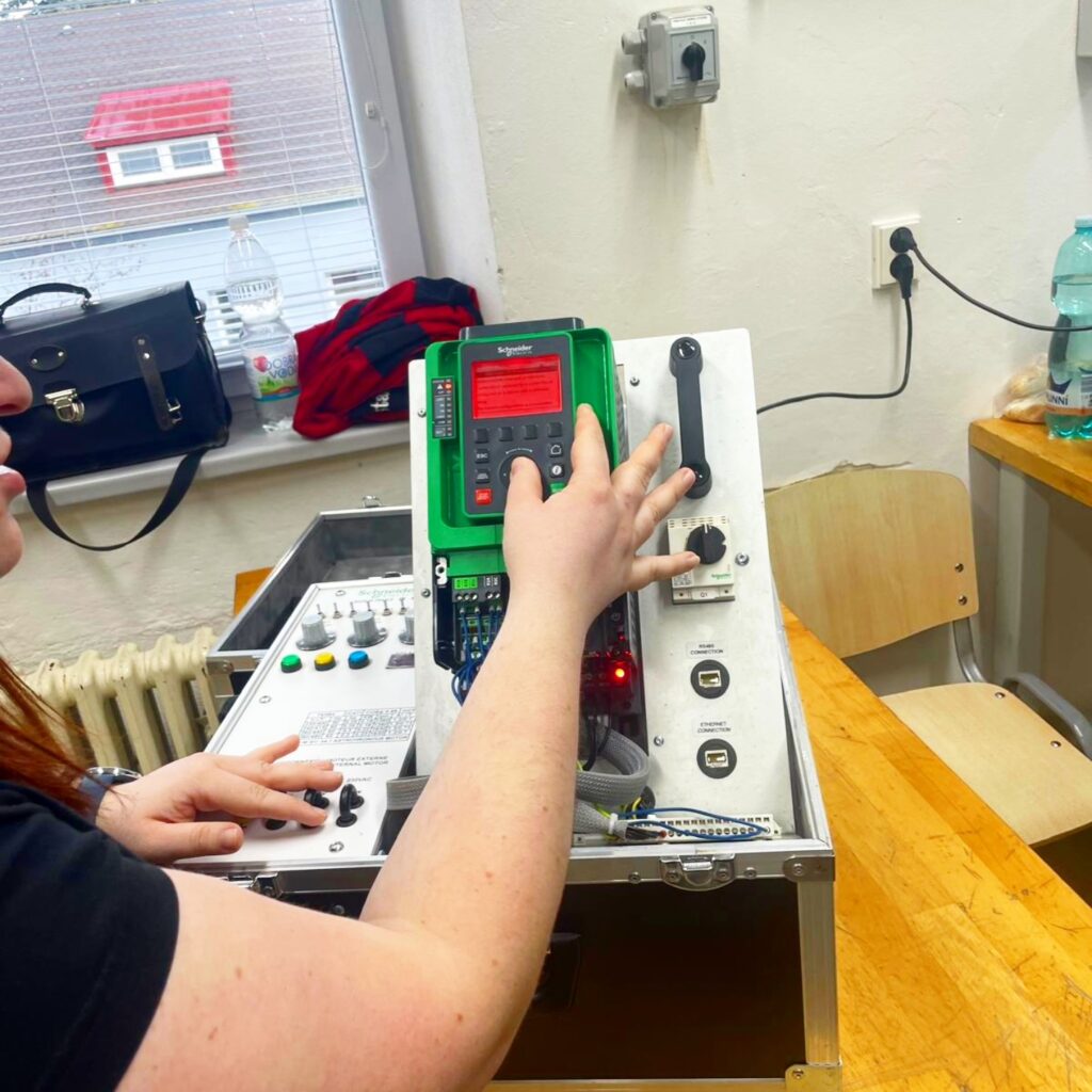 Budoucnost elektroinstalací: Schneider Electric v našich dílnách - SŠ Stavební Třebíč