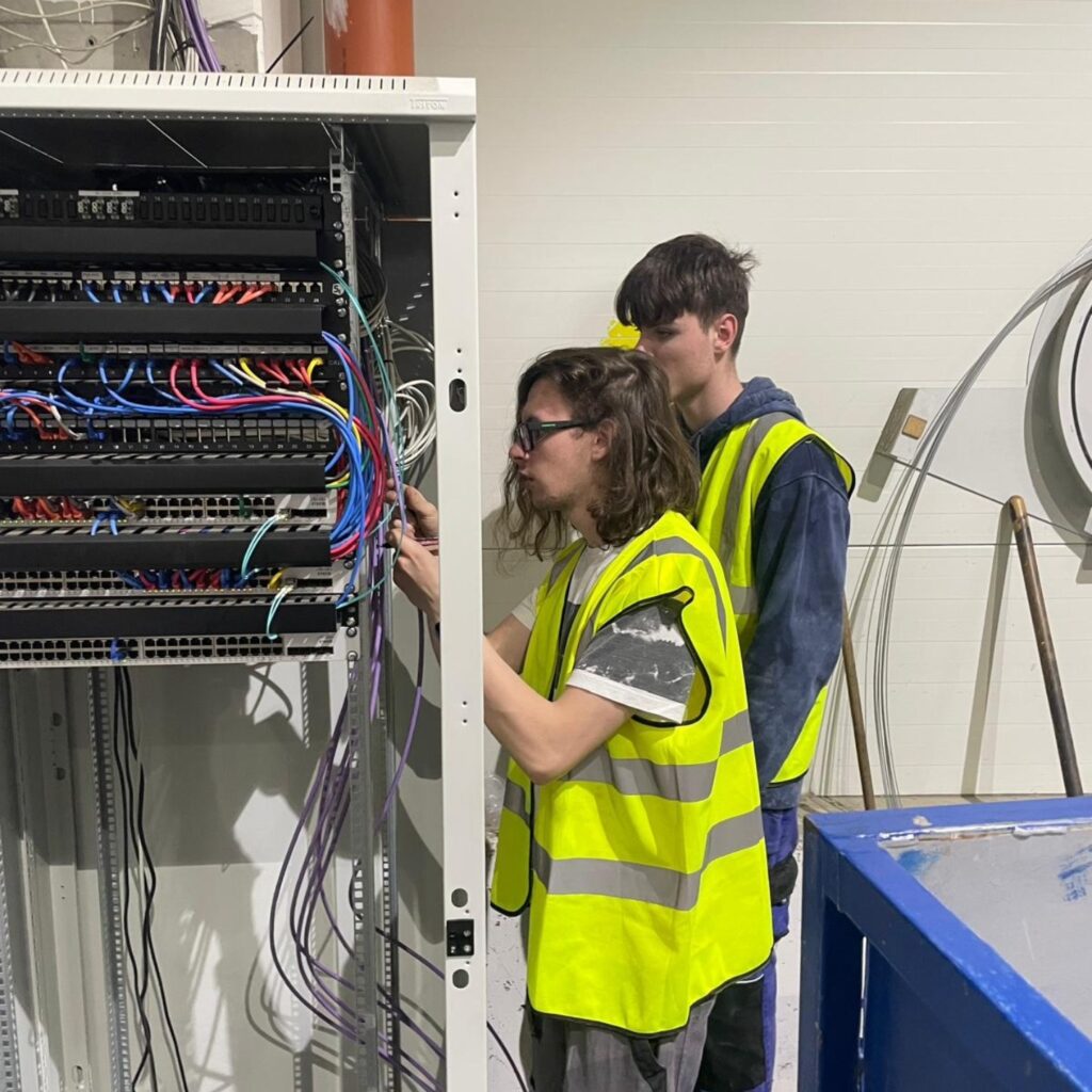 Budoucí elektrikáři se podíleli na zakázce pro Huhtamaki - SŠ Stavební Třebíč