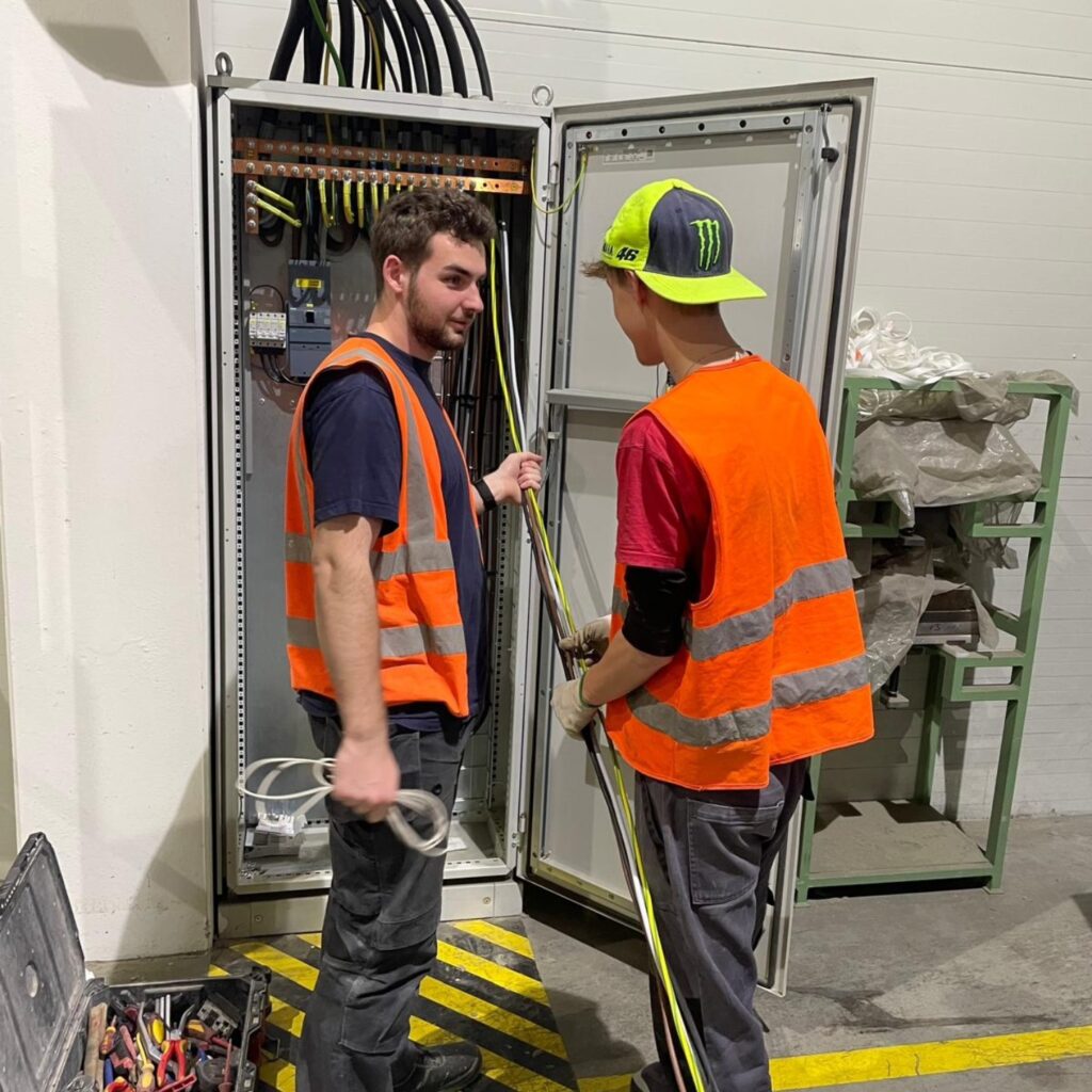 Budoucí elektrikáři se podíleli na zakázce pro Huhtamaki - SŠ Stavební Třebíč