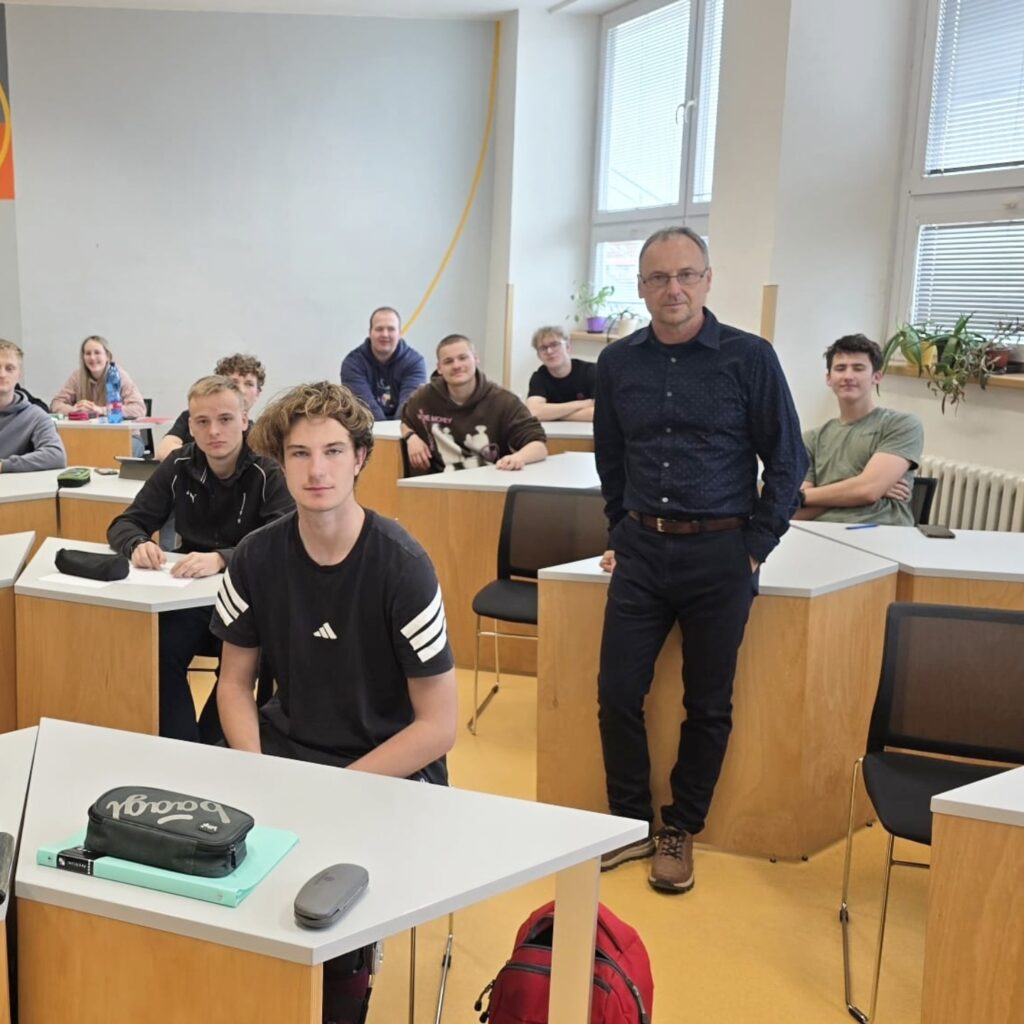 Odborník ze Slovenska předával zkušenosti našim elektrotechnikům - SŠ Stavební Třebíč