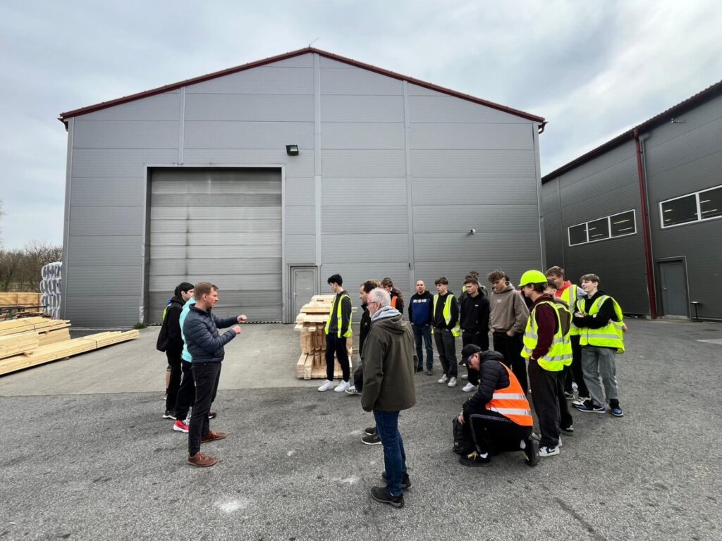 Exkurze truhlářů a tesařů: Jak se rodí moderní dřevostavby - SŠ Stavební Třebíč