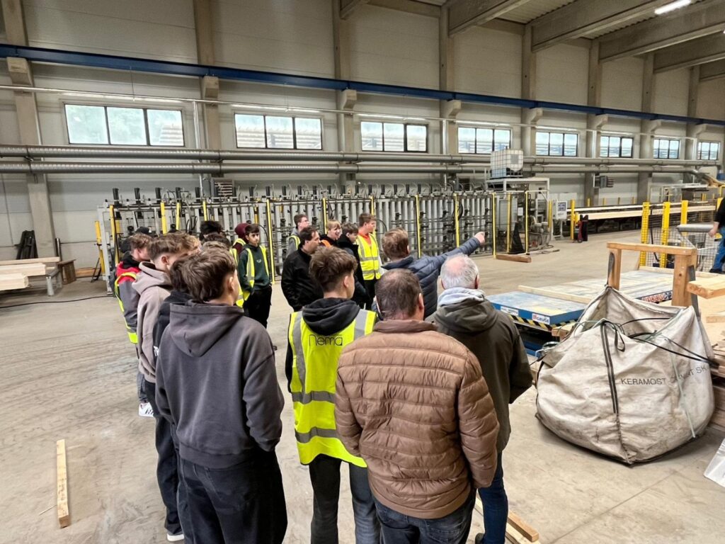 Exkurze truhlářů a tesařů: Jak se rodí moderní dřevostavby - SŠ Stavební Třebíč