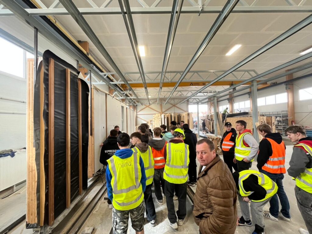 Exkurze truhlářů a tesařů: Jak se rodí moderní dřevostavby - SŠ Stavební Třebíč