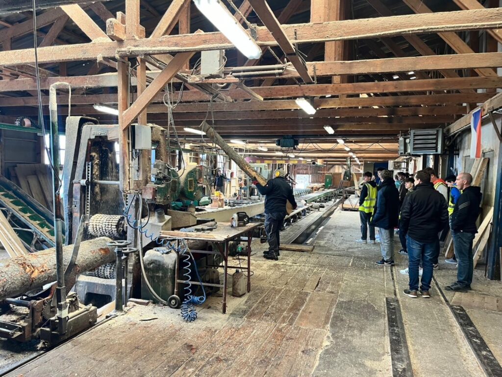 Exkurze truhlářů a tesařů: Jak se rodí moderní dřevostavby - SŠ Stavební Třebíč