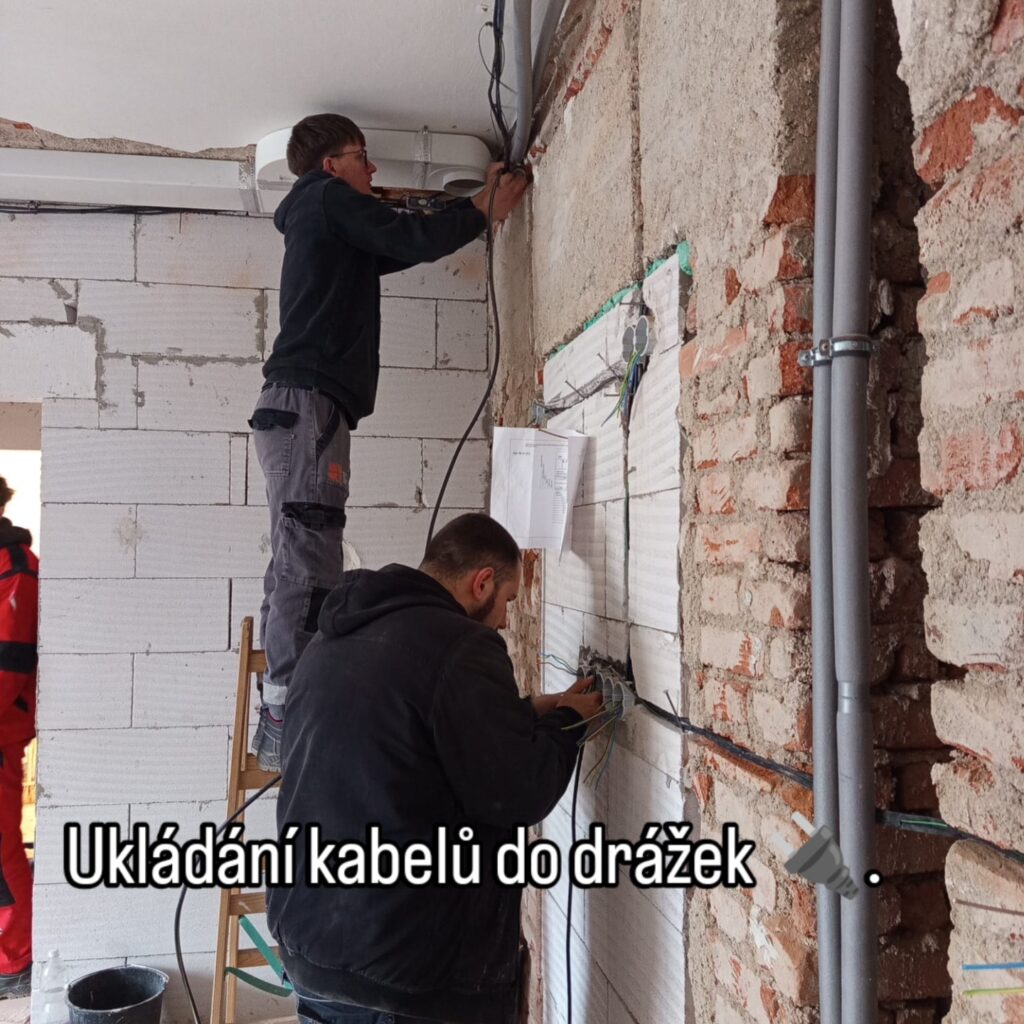 Budoucí elektrikáři na reálné zakázce - SŠ Stavební Třebíč