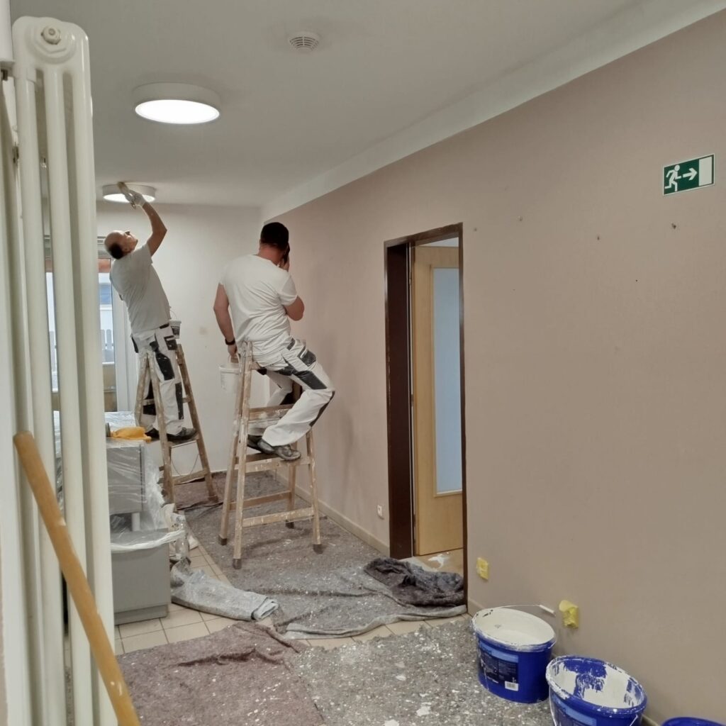 Srdce na pravém místě: Žáci naší školy dobrovolně vymalovali pokoje v Domově bez zámku - SŠ Stavební Třebíč