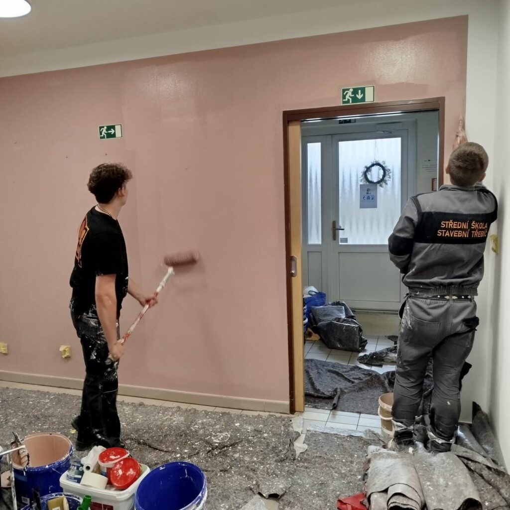 Srdce na pravém místě: Žáci naší školy dobrovolně vymalovali pokoje v Domově bez zámku - SŠ Stavební Třebíč