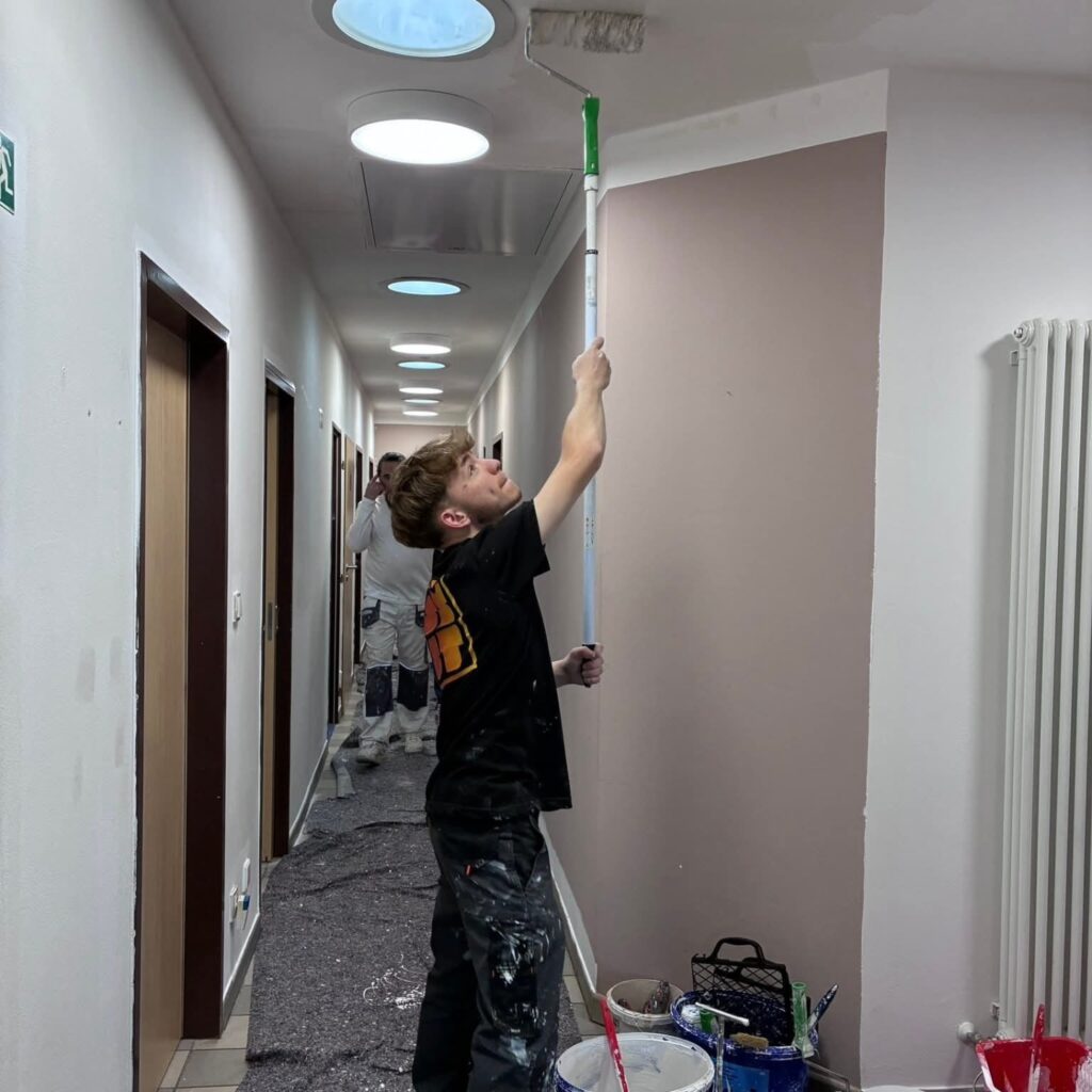 Srdce na pravém místě: Žáci naší školy dobrovolně vymalovali pokoje v Domově bez zámku - SŠ Stavební Třebíč