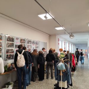 Úspěch bazárku ke Dni Země: Vybrali jsme 7 777 Kč pro Kapku pro tlapky! - SŠ Stavební Třebíč