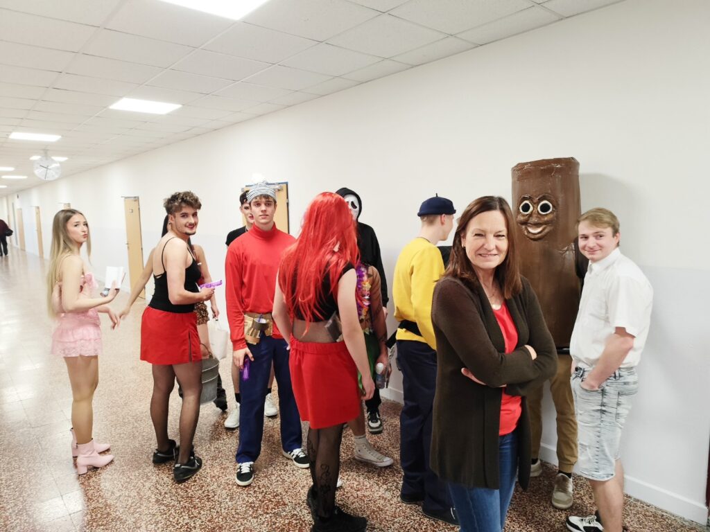 Kostýmy, smích a loučení: Čtyři třídy na stavebce odzvonily svým školním lavicím! - SŠ Stavební Třebíč
