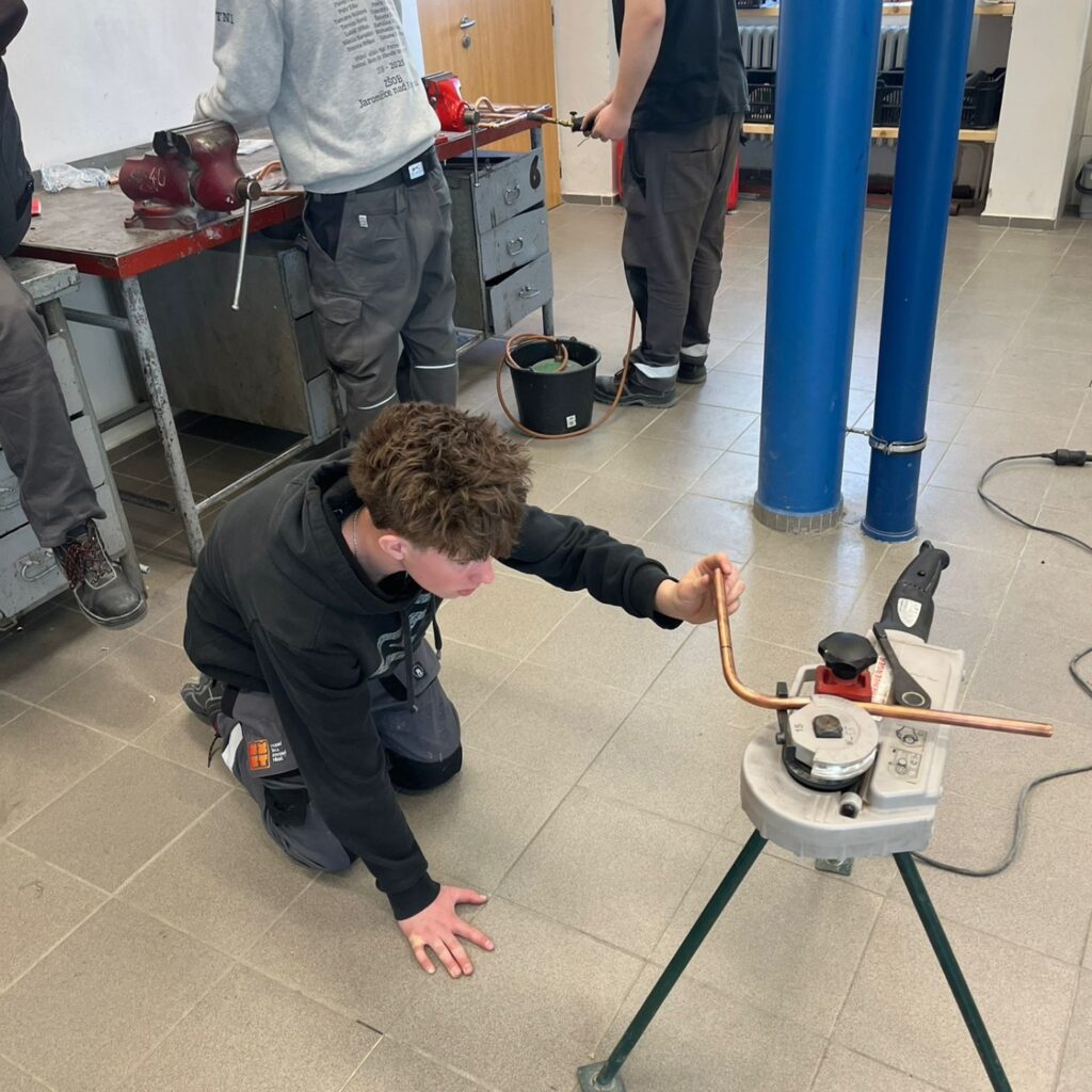 Instalatéři z I1 ohýbají měď a pájí - SŠ Stavební Třebíč