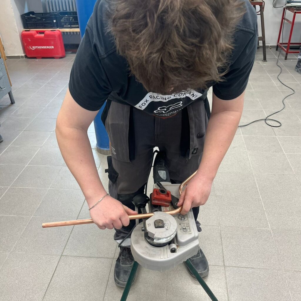 Instalatéři z I1 ohýbají měď a pájí - SŠ Stavební Třebíč