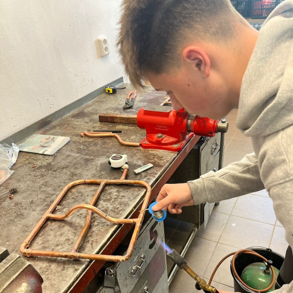 Instalatéři z I1 ohýbají měď a pájí - SŠ Stavební Třebíč