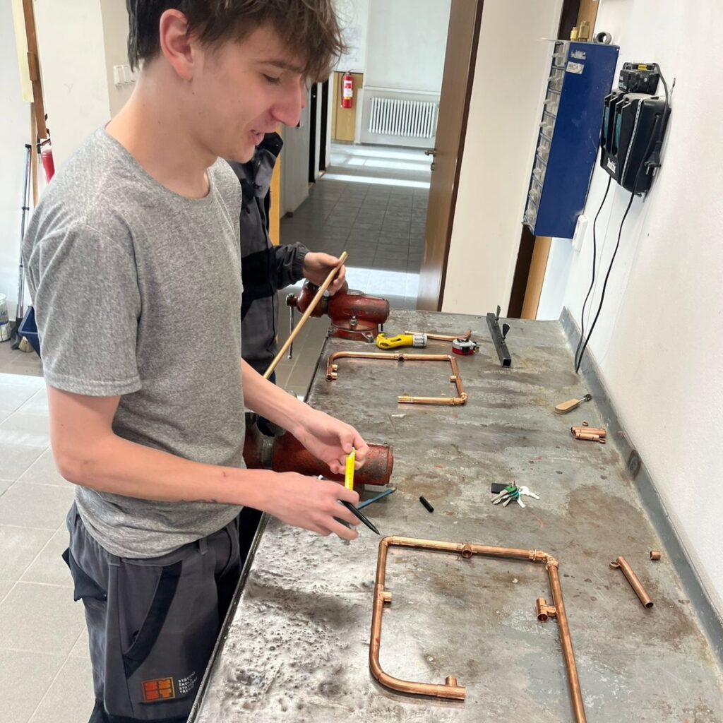 Instalatéři z I1 ohýbají měď a pájí - SŠ Stavební Třebíč