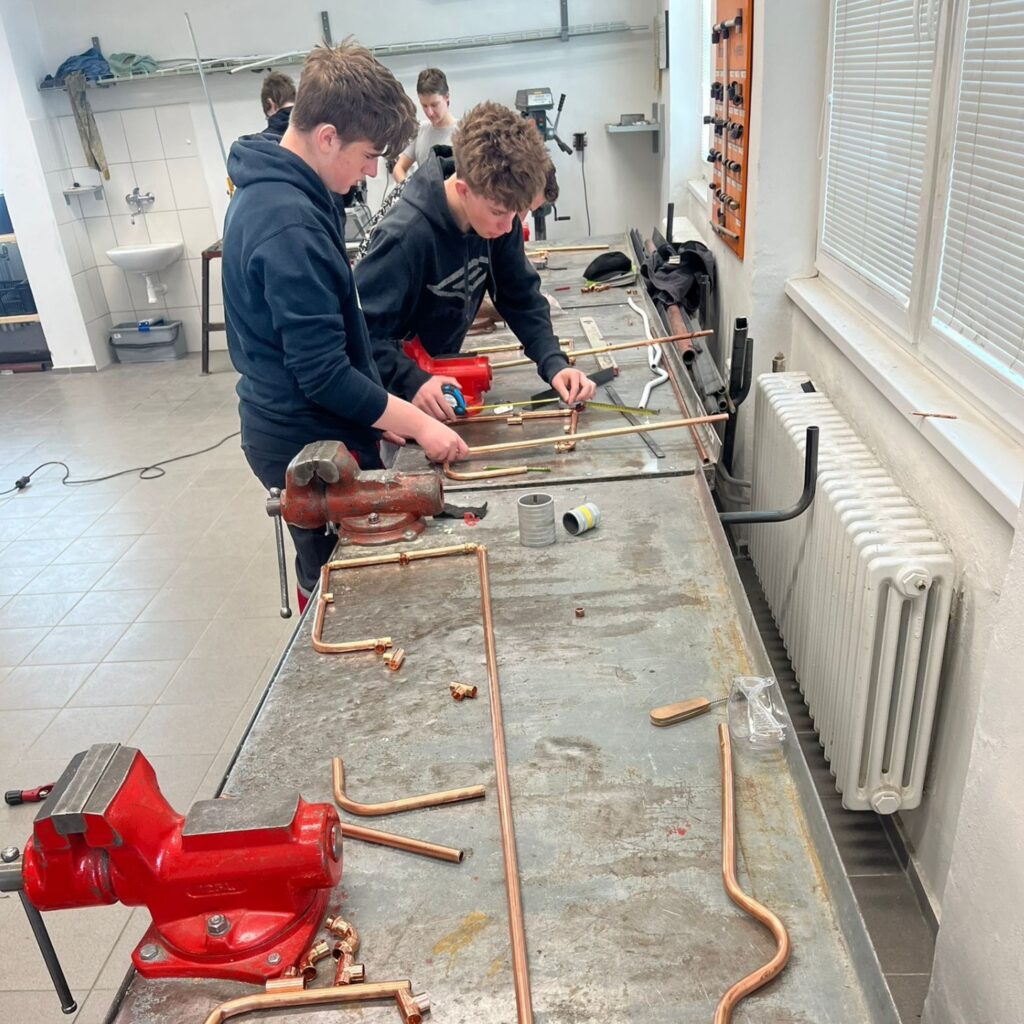 Instalatéři z I1 ohýbají měď a pájí - SŠ Stavební Třebíč