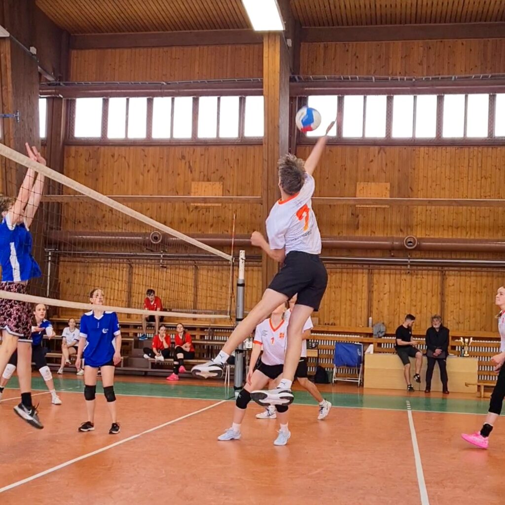 Naši volejbalisté na Májové Junior Show vybojovali bronz! - SŠ Stavební Třebíč