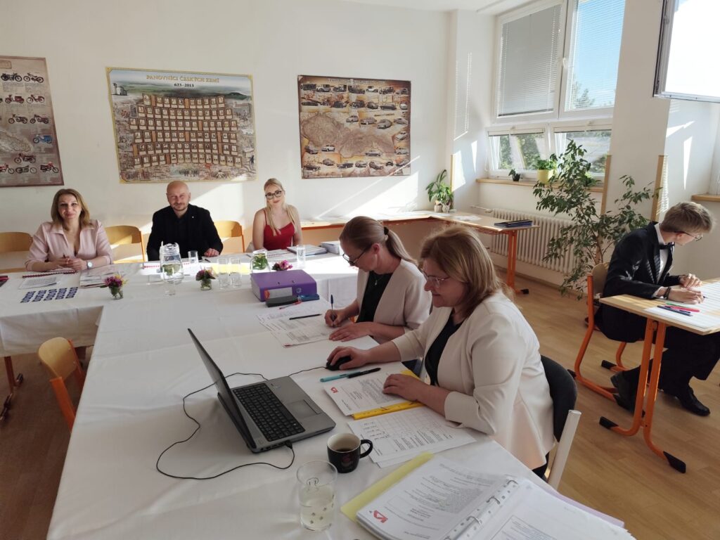 Maturitní maraton vrcholí: Na škole právě probíhají ústní maturitní zkoušky - SŠ Stavební Třebíč