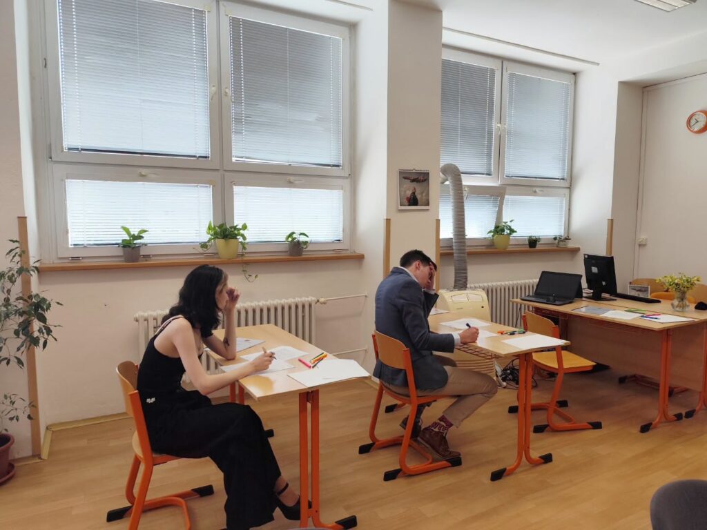 Máme další maturanty! Třídy PDV2 a S4C mají úspěšně dobojováno - SŠ Stavební Třebíč