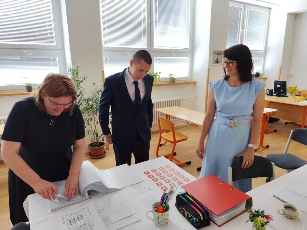 Máme další maturanty! Třídy PDV2 a S4C mají úspěšně dobojováno - SŠ Stavební Třebíč