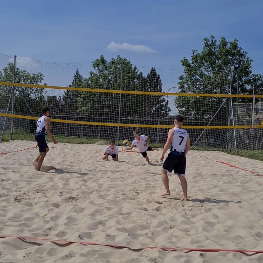 Stříbro z písku! Naše dívky zazářily v okresním kole v beachvolejbale - SŠ Stavební Třebíč