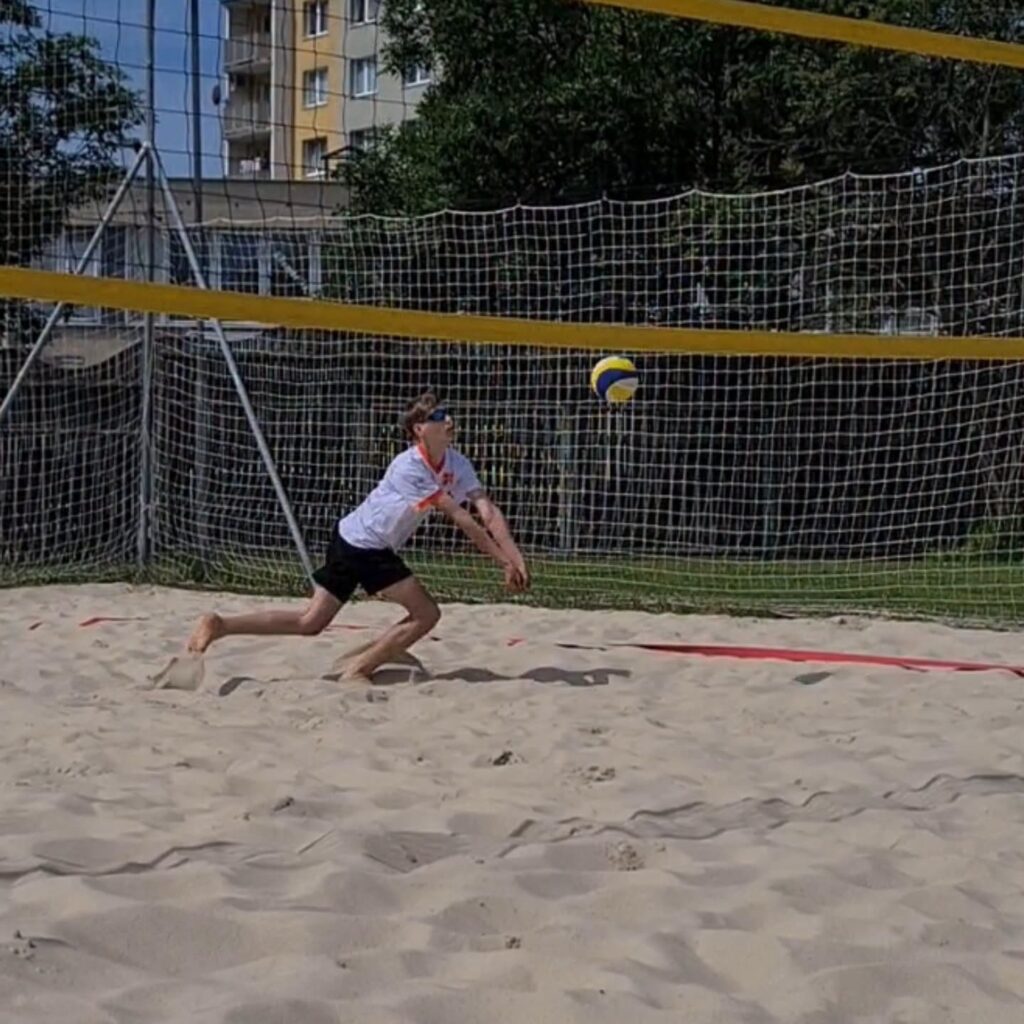 Stříbro z písku! Naše dívky zazářily v okresním kole v beachvolejbale - SŠ Stavební Třebíč