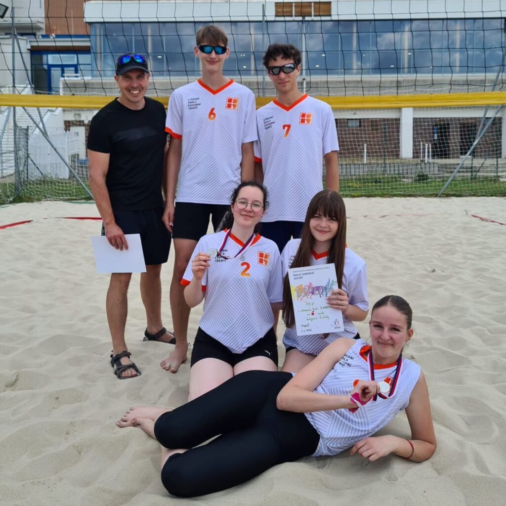 Stříbro z písku! Naše dívky zazářily v okresním kole v beachvolejbale - SŠ Stavební Třebíč