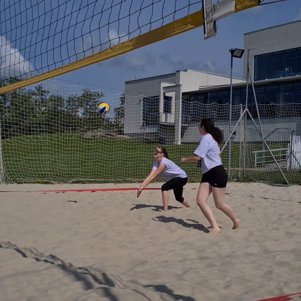 Stříbro z písku! Naše dívky zazářily v okresním kole v beachvolejbale - SŠ Stavební Třebíč