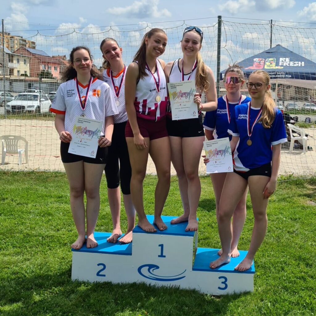 Stříbro z písku! Naše dívky zazářily v okresním kole v beachvolejbale - SŠ Stavební Třebíč