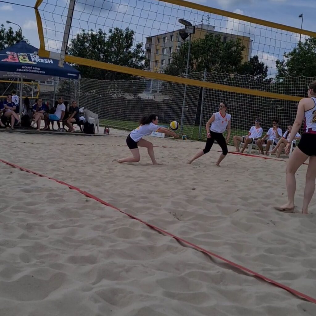 Stříbro z písku! Naše dívky zazářily v okresním kole v beachvolejbale - SŠ Stavební Třebíč