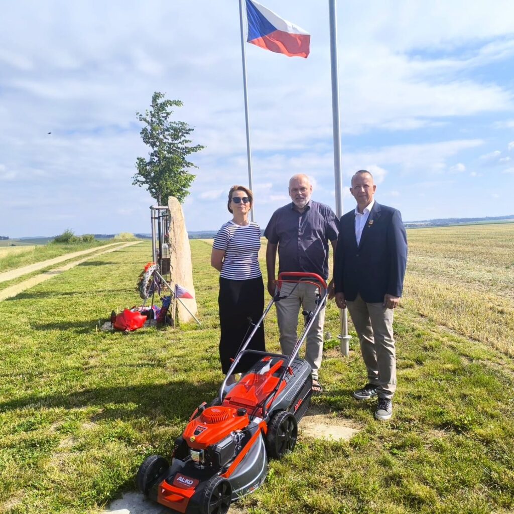 Školní sbírka pomohla Aleji československých parašutistů - SŠ Stavební Třebíč