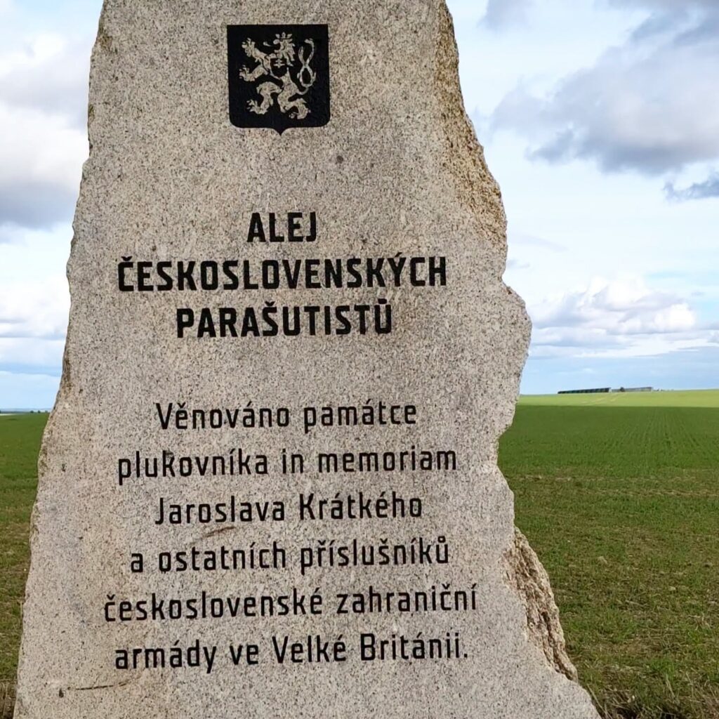 Školní sbírka pomohla Aleji československých parašutistů - SŠ Stavební Třebíč