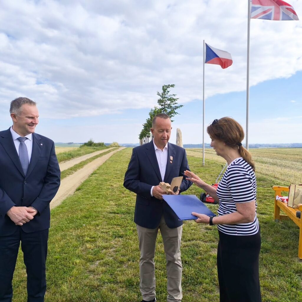 Školní sbírka pomohla Aleji československých parašutistů - SŠ Stavební Třebíč
