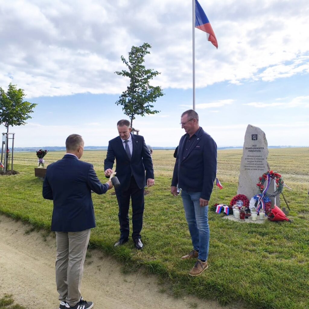 Školní sbírka pomohla Aleji československých parašutistů - SŠ Stavební Třebíč